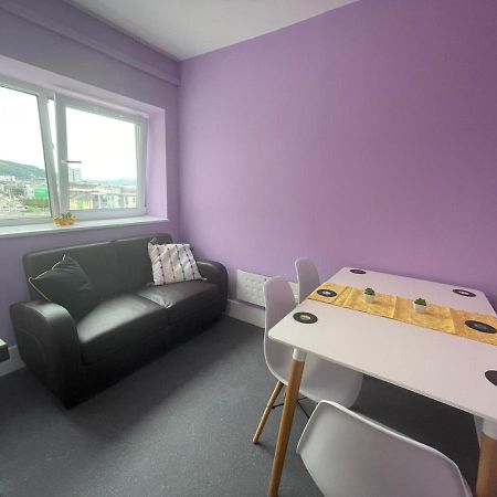 Neon 160 Hostel Swansea Bagian luar foto