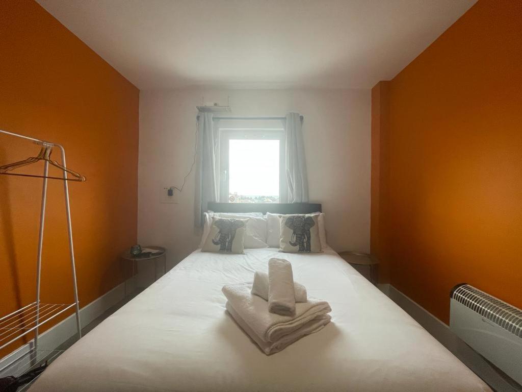 Neon 160 Hostel Swansea Bagian luar foto